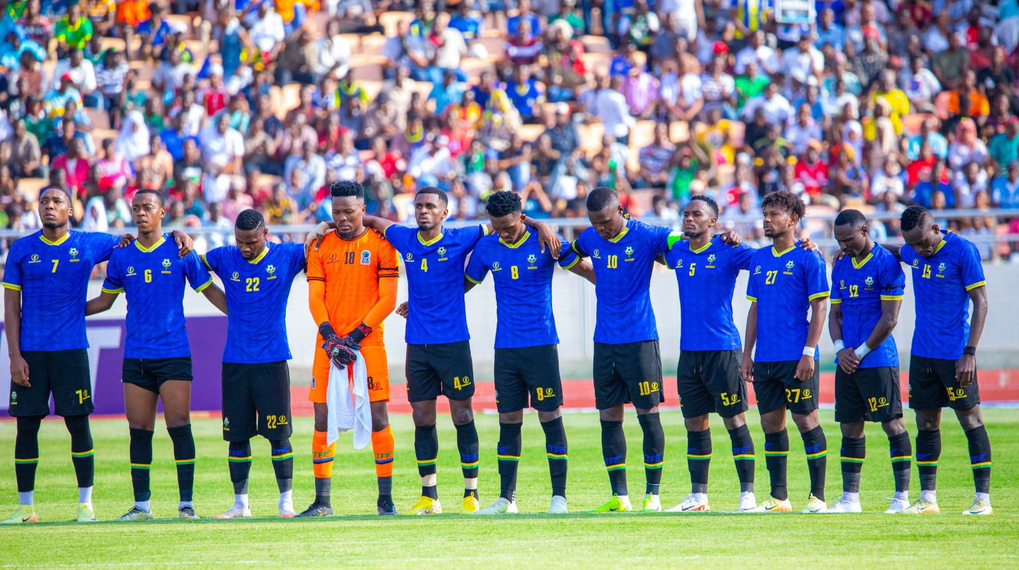Timu ya taifa ya Tanzania wakiwa katikati ya uwanja