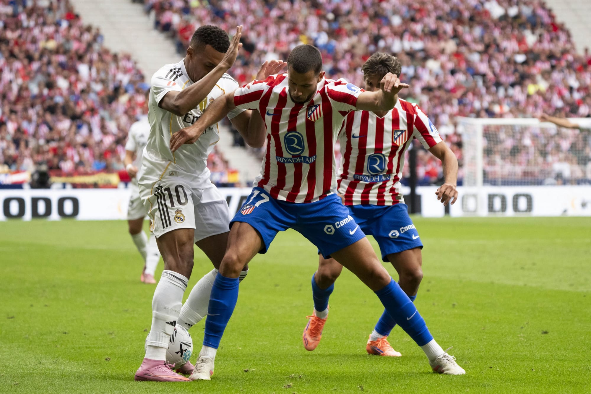 Pelea mpira Real Madrid vs Atletico Madrid derbi LaLiga 2026 Santiago Bernabeu SuperSport Tanzania 22 Mach