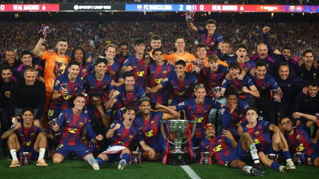 Wachezaji wa Barcelona wakisherehekea ubingwa wa La Liga 2025/26 Camp Nou baada ya kushinda Real Madrid