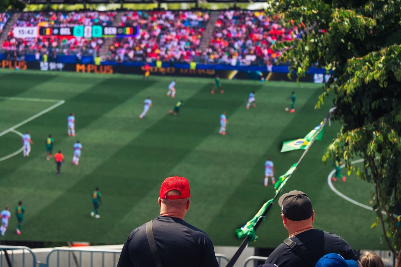 Mashabiki wa Kombe la Dunia wakiangalia mechi ya Paraguay vs Ufaransa 2026