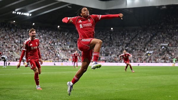 Wachezaji wa Liverpool wakisherehekea ushindi dhidi ya Newcastle kwenye Anfield