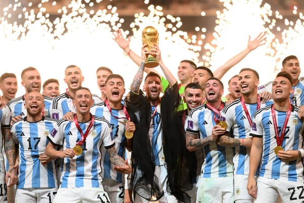 Lionel Messi akiinua Kombe la Dunia 2022 — Kikosi cha Argentina Kombe la Dunia 2026