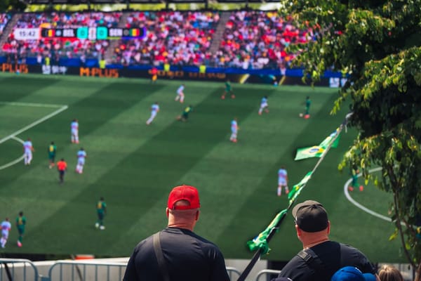 Mashabiki wa Kombe la Dunia wakiangalia mechi ya Paraguay vs Ufaransa 2026